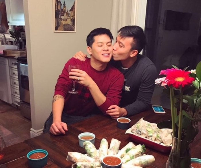 Hé lộ thiệp cưới độc đáo của John Huy Trần và người yêu đồng giới 'soái ca' he lo thiep cuoi doc dao cua john huy tran va nguoi yeu dong gioi soai ca