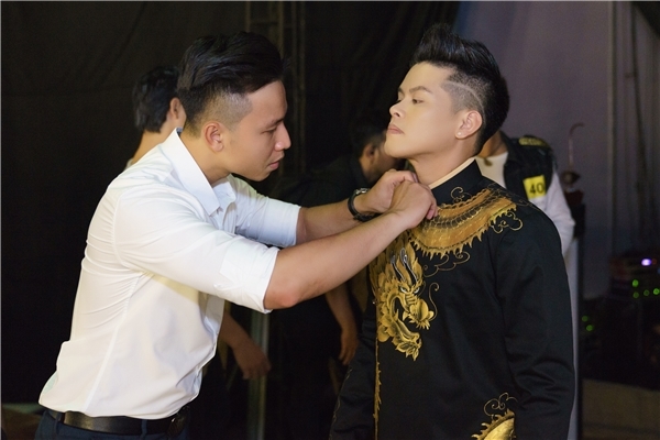 Hé lộ thiệp cưới độc đáo của John Huy Trần và người yêu đồng giới 'soái ca' he lo thiep cuoi doc dao cua john huy tran va nguoi yeu dong gioi soai ca