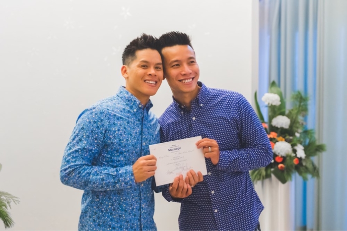 Hé lộ thiệp cưới độc đáo của John Huy Trần và người yêu đồng giới 'soái ca' he lo thiep cuoi doc dao cua john huy tran va nguoi yeu dong gioi soai ca
