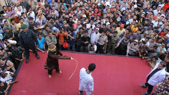 bon nguoi indonesia co the bi phat roi vi nghi hanh vi tinh duc dong gioi