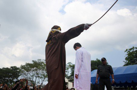 bon nguoi indonesia co the bi phat roi vi nghi hanh vi tinh duc dong gioi