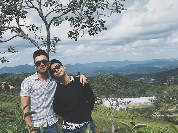 cap dong tinh nam yeu xa qua mang 3 tuan gap chup 4 ngan tam anh