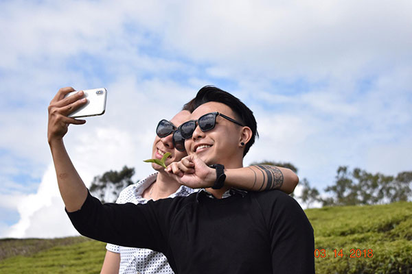 cap dong tinh nam yeu xa qua mang 3 tuan gap chup 4 ngan tam anh