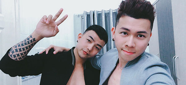 cap dong tinh nam yeu xa qua mang 3 tuan gap chup 4 ngan tam anh