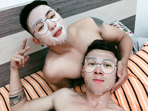 cap dong tinh nam yeu xa qua mang 3 tuan gap chup 4 ngan tam anh
