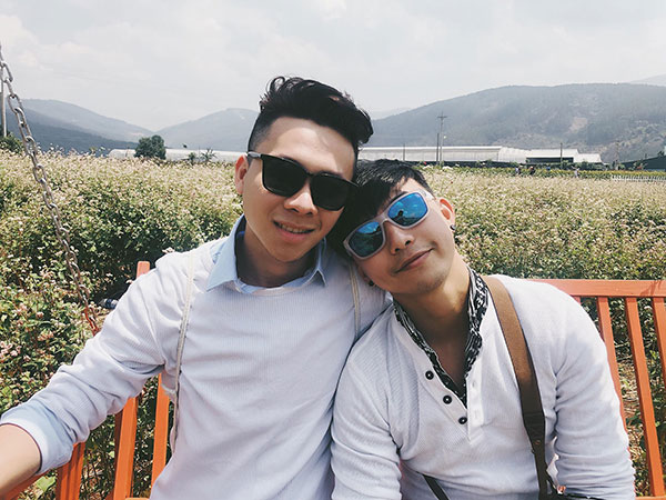 cap dong tinh nam yeu xa qua mang 3 tuan gap chup 4 ngan tam anh