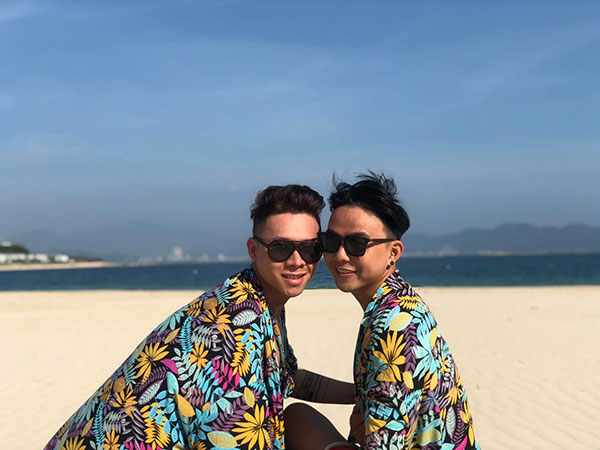 cap dong tinh nam yeu xa qua mang 3 tuan gap chup 4 ngan tam anh