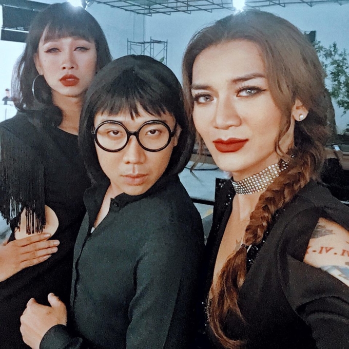 nhung lan gia gai ap dao dan my nhan viet tren tham do cua cap so lua bb tran hai trieu