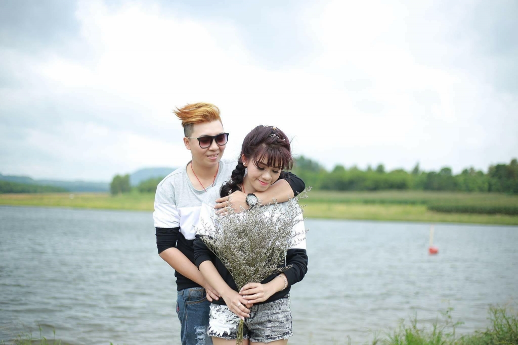 ngam tron bo anh cuoi nam chat tay nhau nhe cua cap doi dong gioi nu 9x