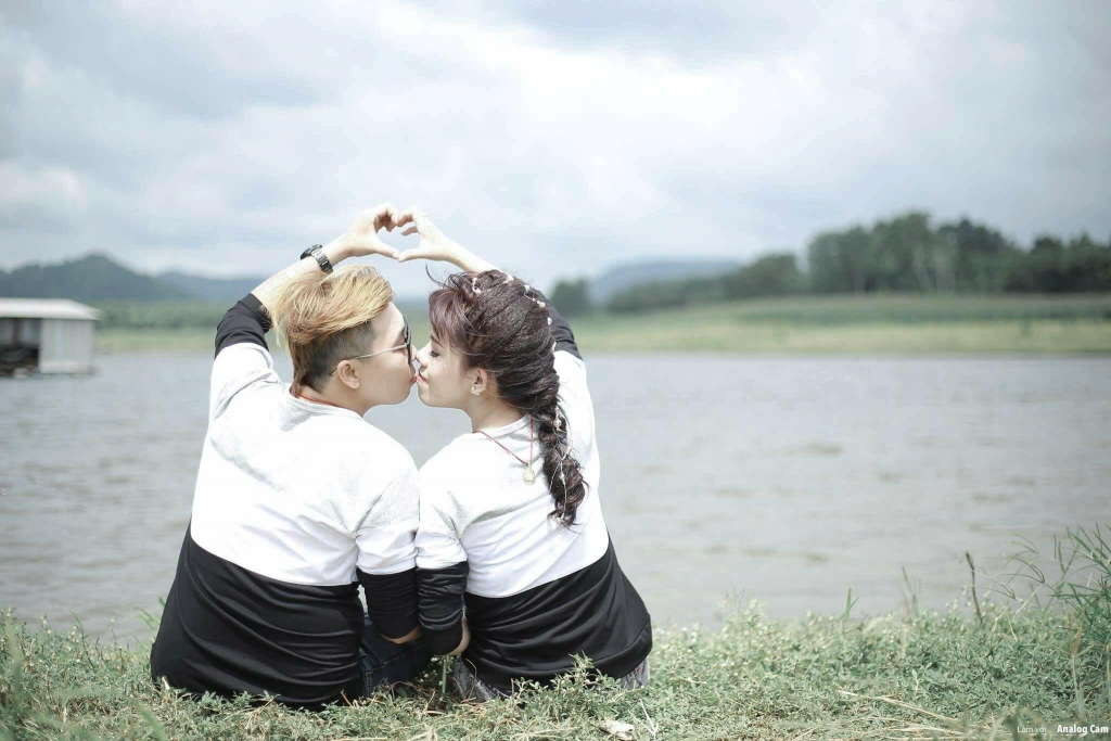 ngam tron bo anh cuoi nam chat tay nhau nhe cua cap doi dong gioi nu 9x