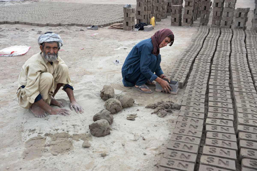 co gai afghanistan song duoi lot con trai de chieu long cha me