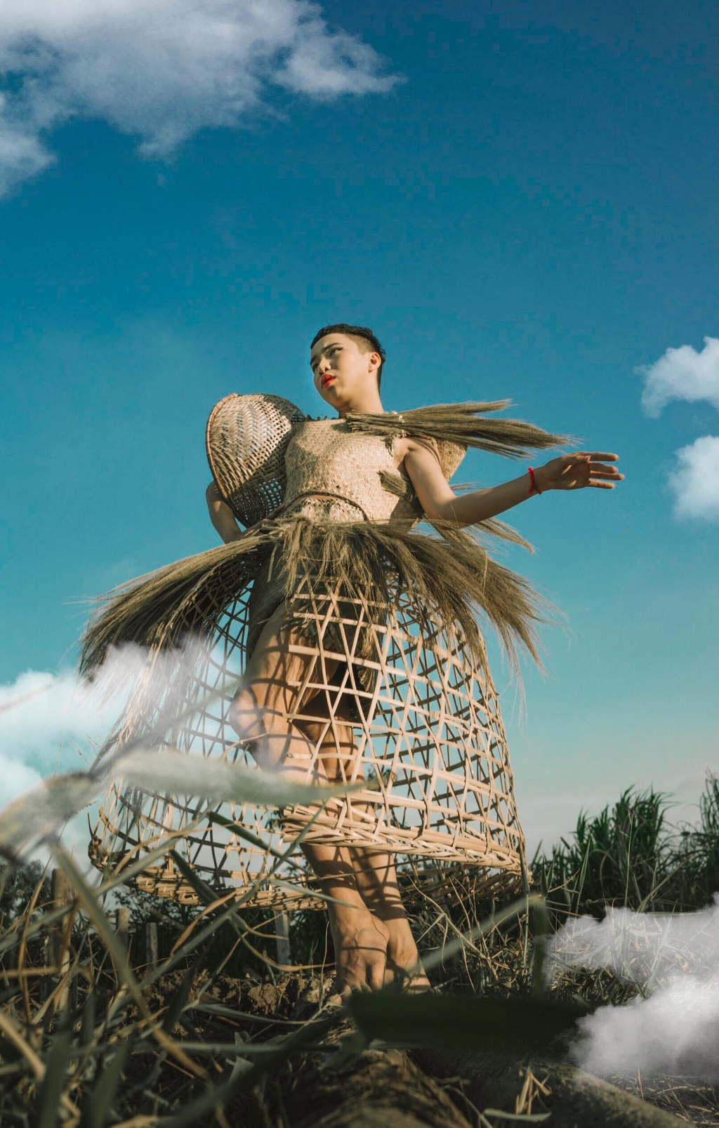 dien vien 9x tiep tuc gay sot mang xa hoi voi bo anh thoi trang cay nha la vuon