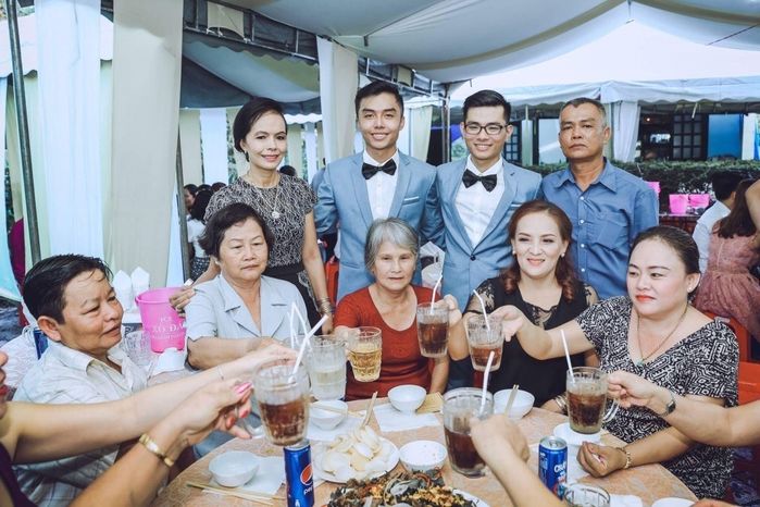 nhung dam cuoi dong tinh gay sot cong dong mang vuot moi kho khan de duoc song that cho ban than