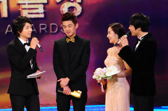 4 cap doi dong gioi cua man anh han quoc thang giai best couple