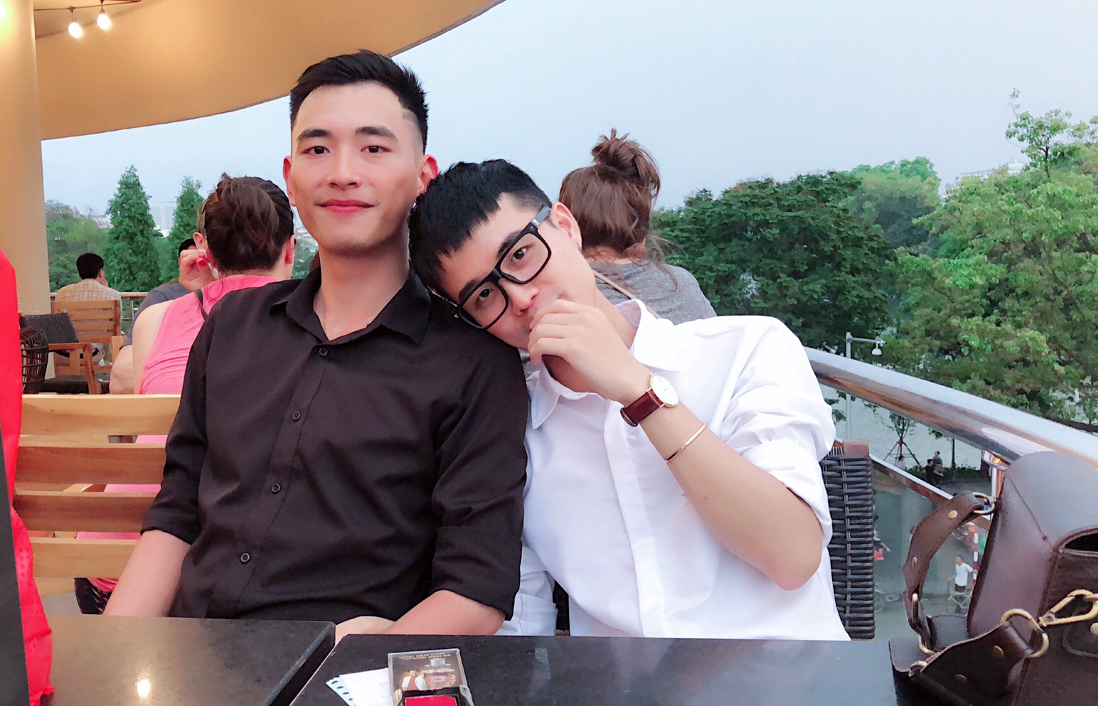 Đăng bài ngồi rửa bát 5 tiếng khi ra mắt nhà bạn gái, anh chàng bất ngờ tìm được người đàn ông của đời mình dang bai ngoi rua bat 5 tieng khi ra mat nha ban gai anh chang bat ngo tim duoc nguoi dan ong cua doi minh