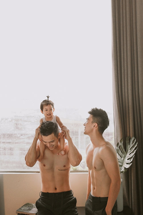 hanh phuc duoc lam cha cua cap nhiep anh gia dong tinh