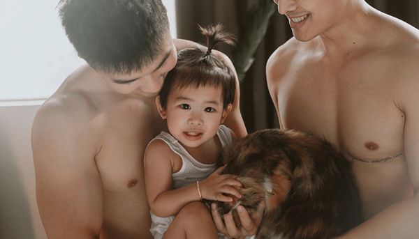 hanh phuc duoc lam cha cua cap nhiep anh gia dong tinh