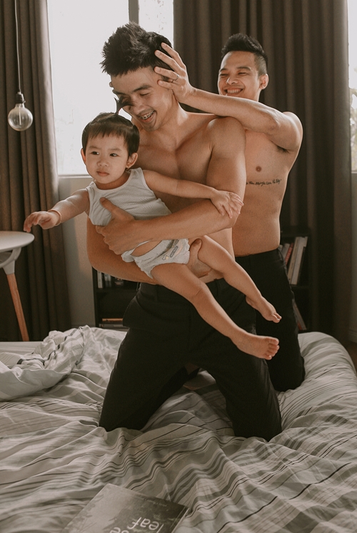 hanh phuc duoc lam cha cua cap nhiep anh gia dong tinh