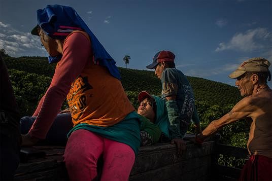 cuoc song cua nhung nguoi dan ong tu chuyen gioi colombia tai noi an nau an toan