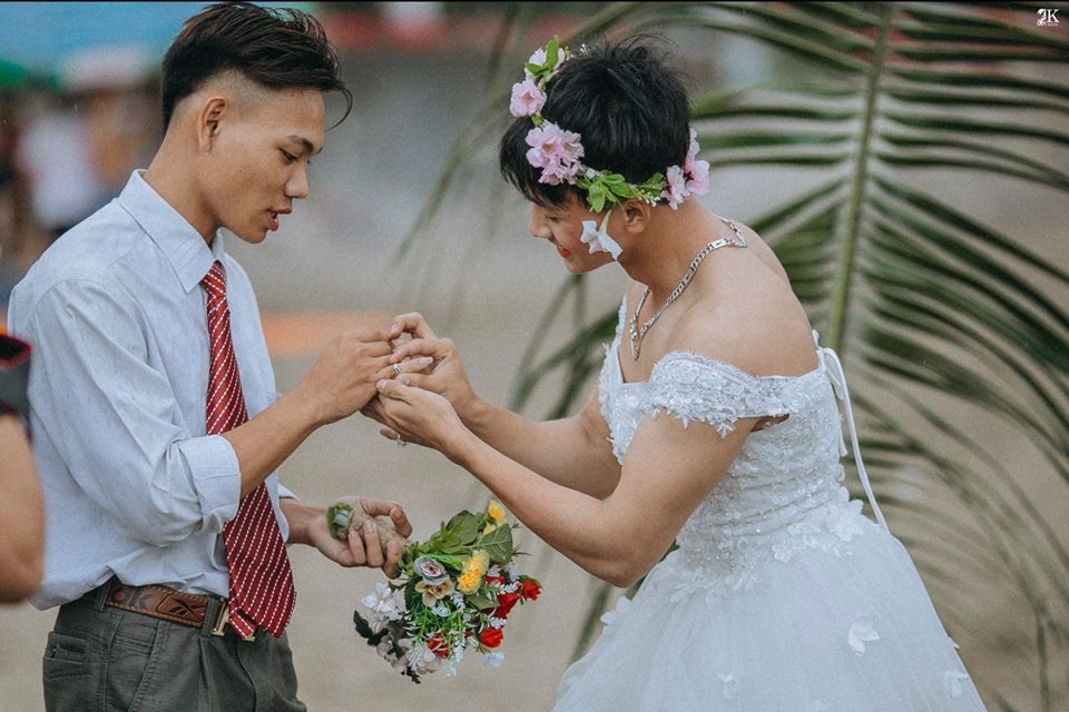 bo anh ky yeu dam cuoi dong tinh gay sot cong dong mang