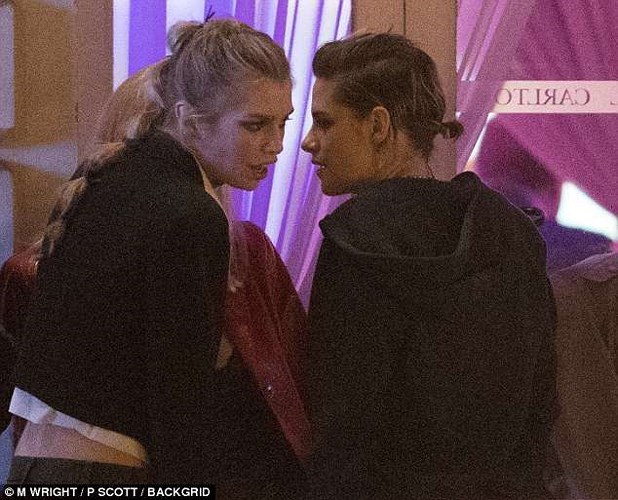 kristen stewart tinh tu ben ban gai dong gioi trong bua tiec sinh nhat