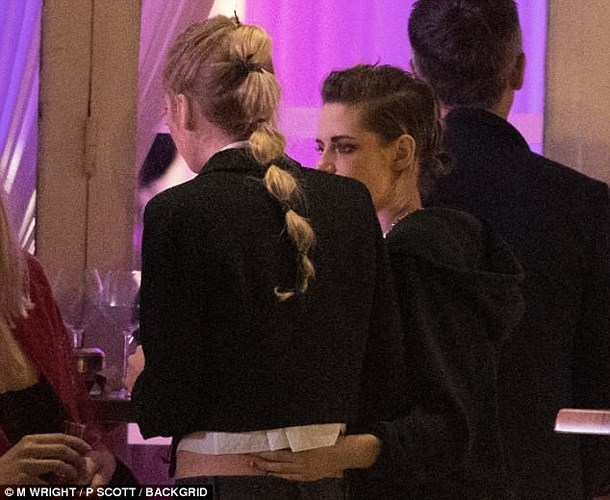 kristen stewart tinh tu ben ban gai dong gioi trong bua tiec sinh nhat