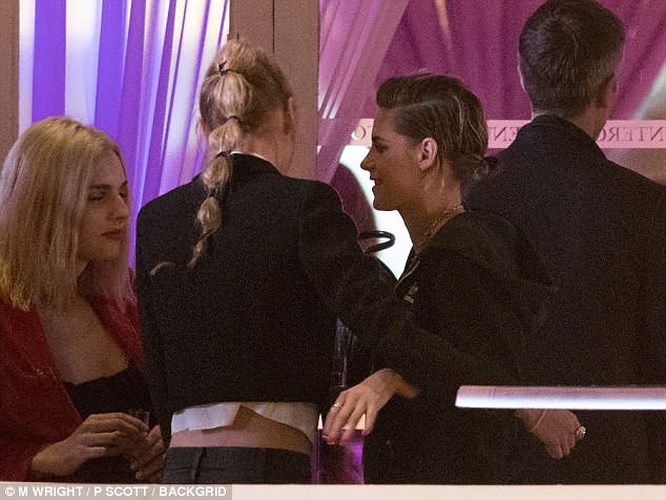 kristen stewart tinh tu ben ban gai dong gioi trong bua tiec sinh nhat