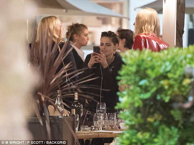 kristen stewart tinh tu ben ban gai dong gioi trong bua tiec sinh nhat
