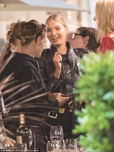 kristen stewart tinh tu ben ban gai dong gioi trong bua tiec sinh nhat