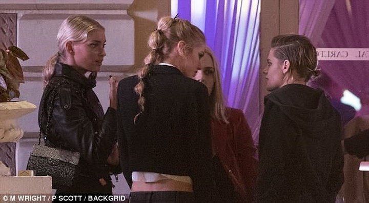 kristen stewart tinh tu ben ban gai dong gioi trong bua tiec sinh nhat