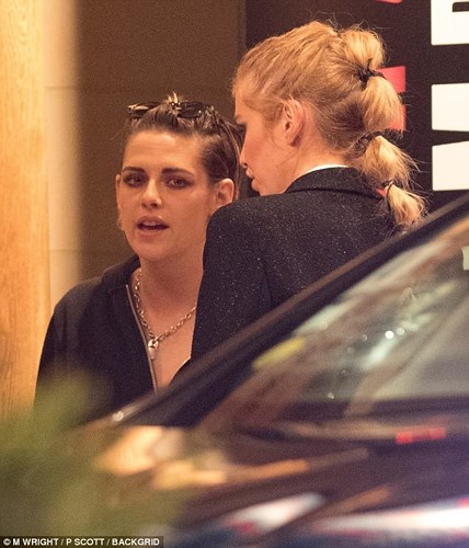 kristen stewart tinh tu ben ban gai dong gioi trong bua tiec sinh nhat