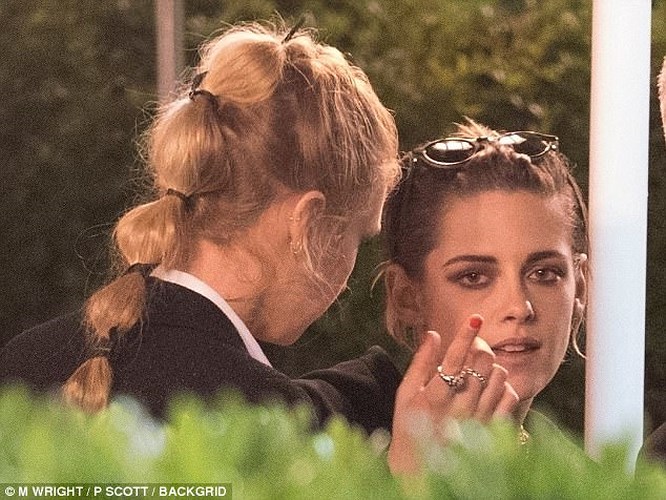 kristen stewart tinh tu ben ban gai dong gioi trong bua tiec sinh nhat