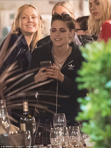 kristen stewart tinh tu ben ban gai dong gioi trong bua tiec sinh nhat