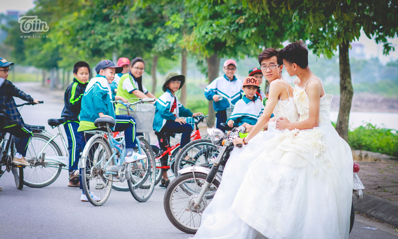 Ảnh cưới đồng tính giả khiến ai cũng bật cười của 'trai Nông nghiệp' anh cuoi dong tinh gia khien ai cung bat cuoi cua trai nong nghiep