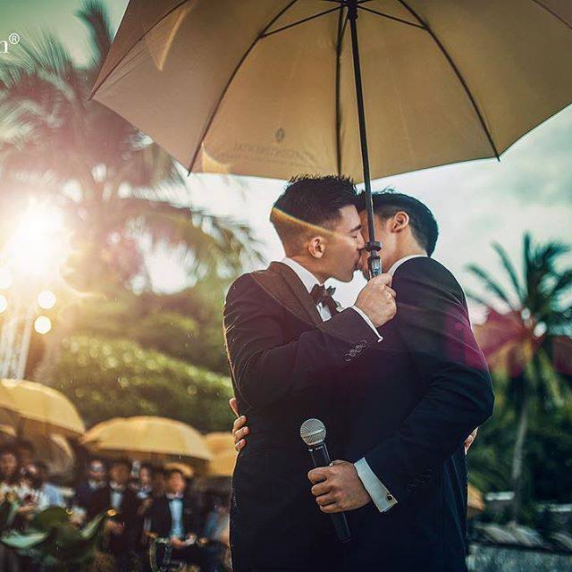 Cặp trai đẹp tung ảnh đám cưới 'thần sầu' hơn cả phim khiến dân mạng 'lịm tim' cap trai dep tung anh dam cuoi than sau hon ca phim khien dan mang lim tim