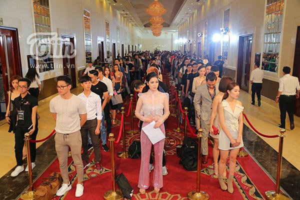 thi sinh dong tinh xuat hien lam nao loan buoi casting the face vietnam 2018