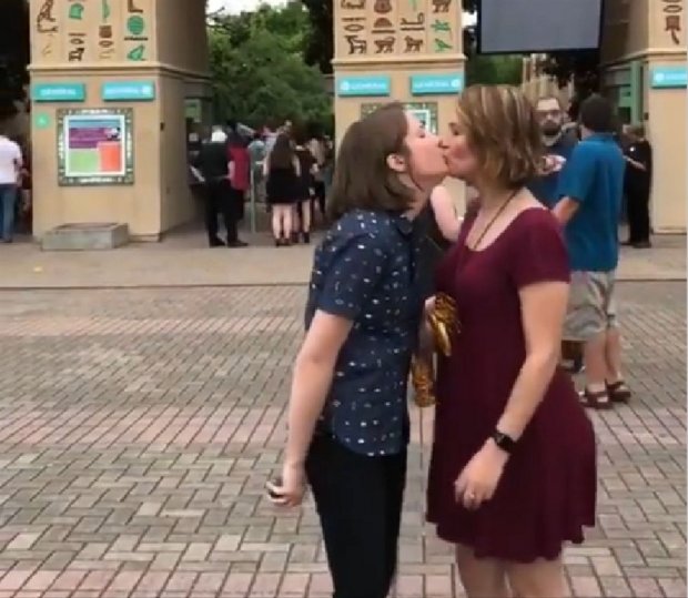 cap doi dong tinh nu gay sot mang xa hoi vi loi cau hon trung hop bat ngo