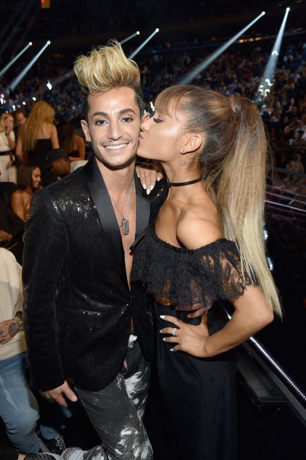 ariana grande ke ve anh trai dong tinh va viet thu gui cong dong lgbt
