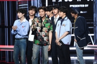my nam bts bat ngo gianh danh hieu guong mat dep trai nhat the gioi