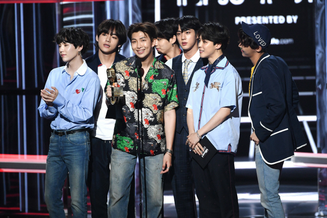 truyen hinh mexico goi bts la nhom lgbt nen di lam o cau lac bo dong tinh