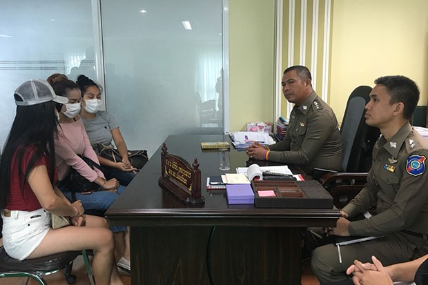 3 phụ nữ Thái Lan chuyển giới bị bắt vì chụp ảnh khỏa thân với du khách 3 phu nu thai lan chuyen gioi bi bat vi chup anh khoa than voi du khach