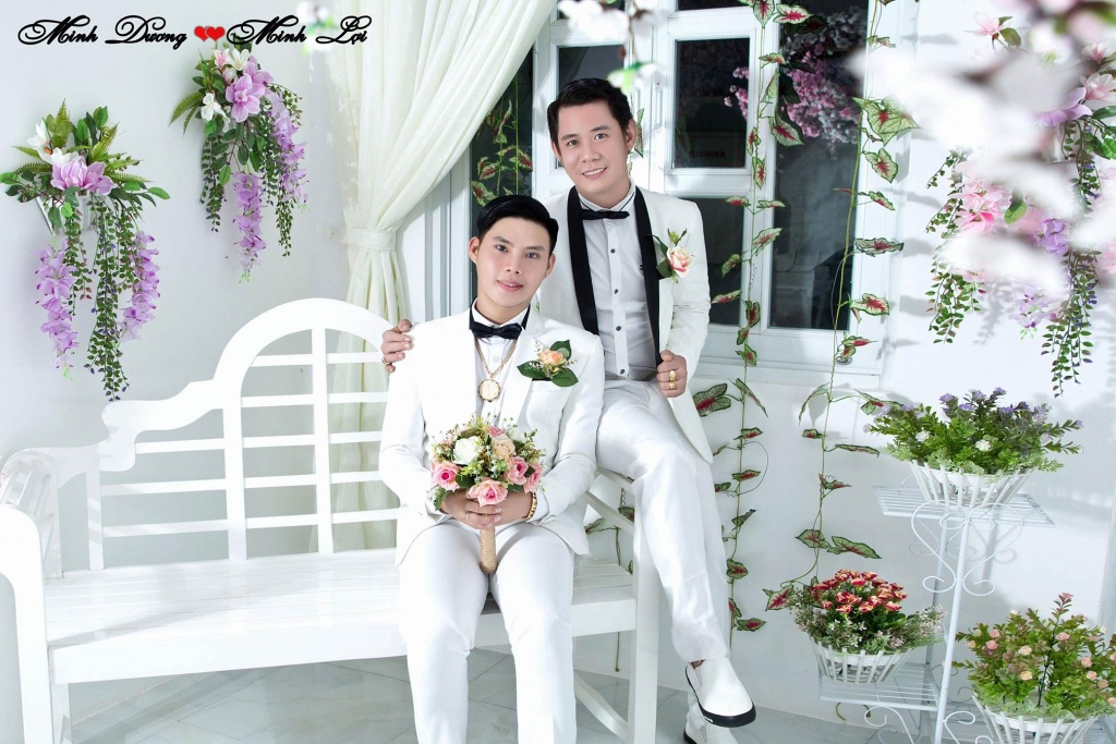 bo anh cuoi chuyen tinh online cua cap dong tinh nam dien trai
