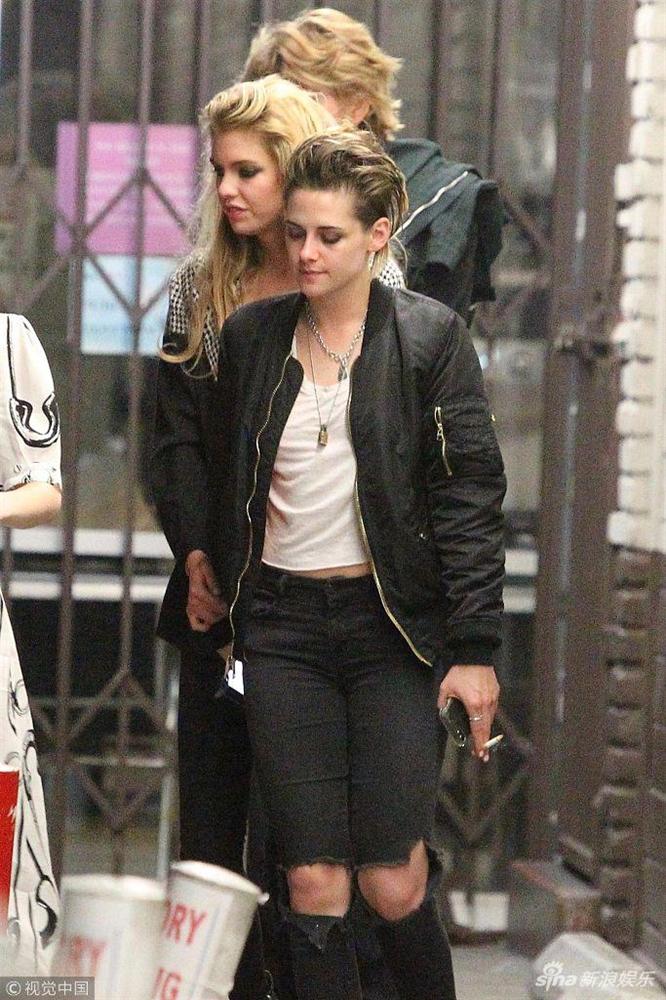 my nhan chang vang kristen stewart xuat hien cuc banh ben canh nguoi yeu dong gioi