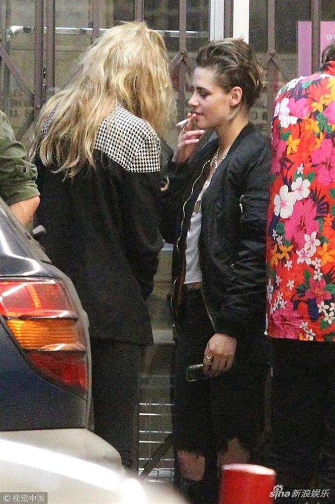 my nhan chang vang kristen stewart xuat hien cuc banh ben canh nguoi yeu dong gioi