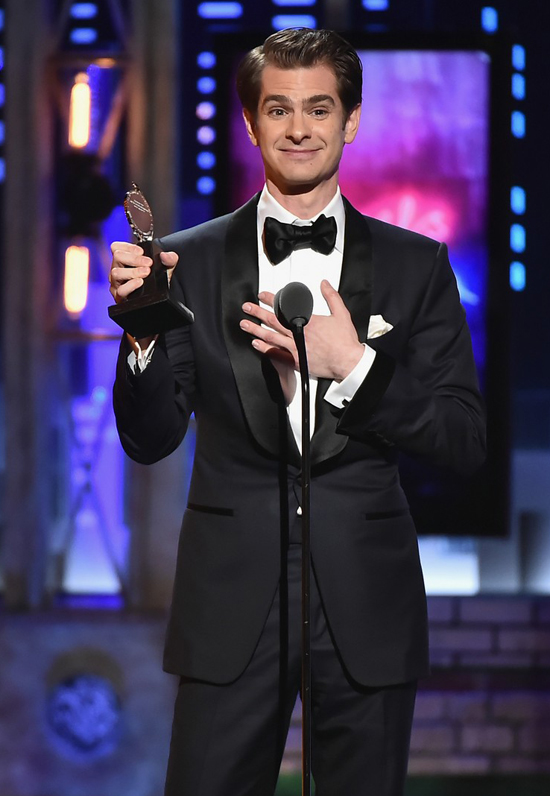 andrew garfield duoc vinh danh tai giai tony voi vai dong tinh