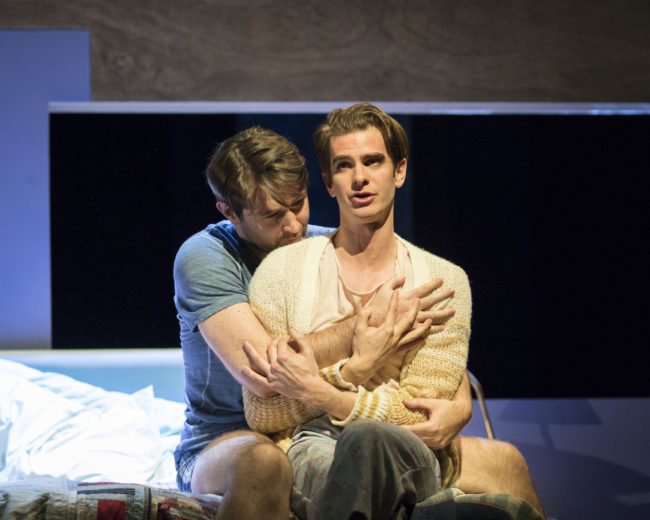 andrew garfield duoc vinh danh tai giai tony voi vai dong tinh