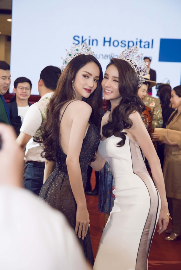 hoa hau huong giang hoi ngo mi nhan chuyen gioi nong poy yoshi tren tham do su kien tai thai