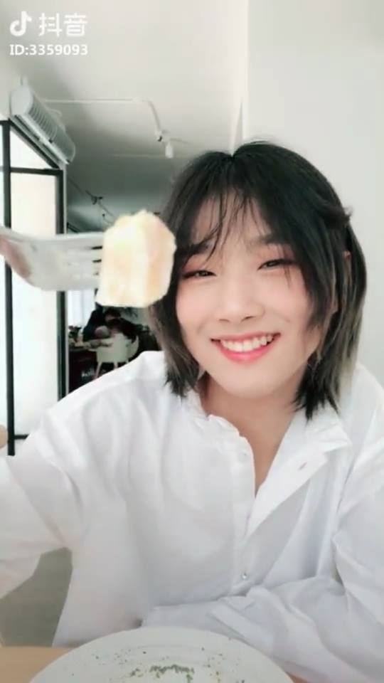 4 my nam noi tieng mang xa hoi vi dep hon hoa khien chi em phai phat hon