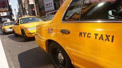 Hôn nhau trong taxi, cặp đồng tính nữ bị đuổi khỏi xe