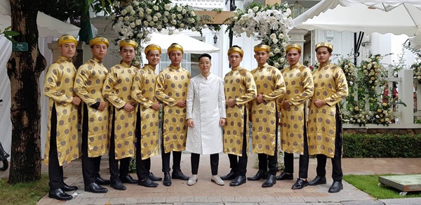 Hình ảnh đám cưới hoành tráng tại khách sạn nổi tiếng của 'nam thần' chuyển giới Tú Lơ Khơ và vợ doanh nhân hinh anh dam cuoi hoanh trang tai khach san noi tieng cua nam than chuyen gioi tu lo kho va vo doanh nhan